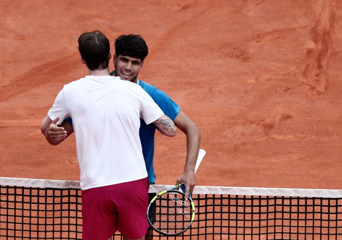 Alcaraz se sacude las angustias ante Bublik y mantiene el pulso por el número uno en Montecarlo