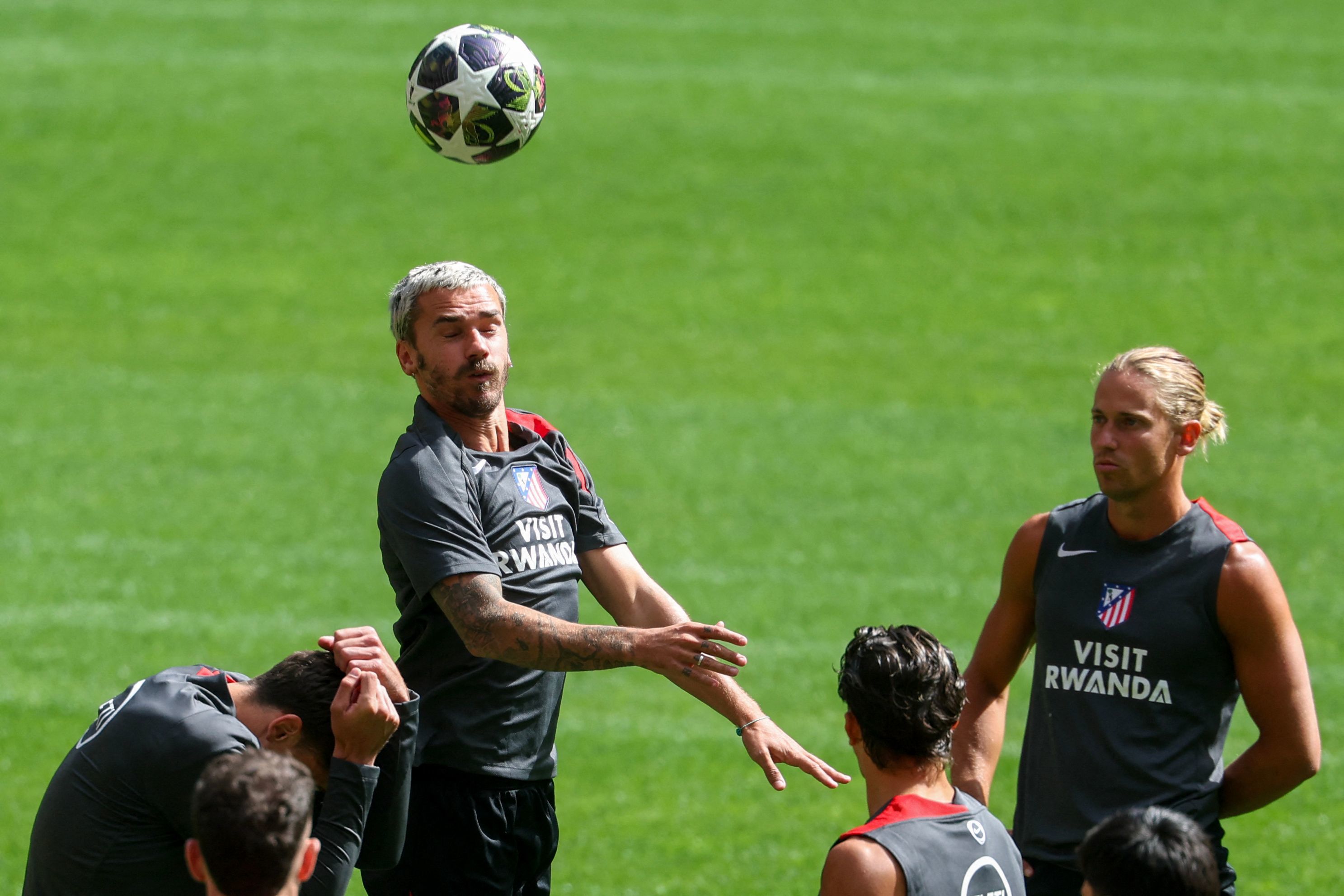 Griezmann remata de cabeza en un entrenamiento.
