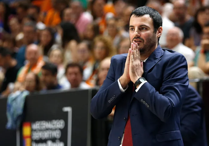 Carlos Cantero, entrenador del Casademont Zaragoza femenino, coge la baja por paternidad a días de comenzar el playoff