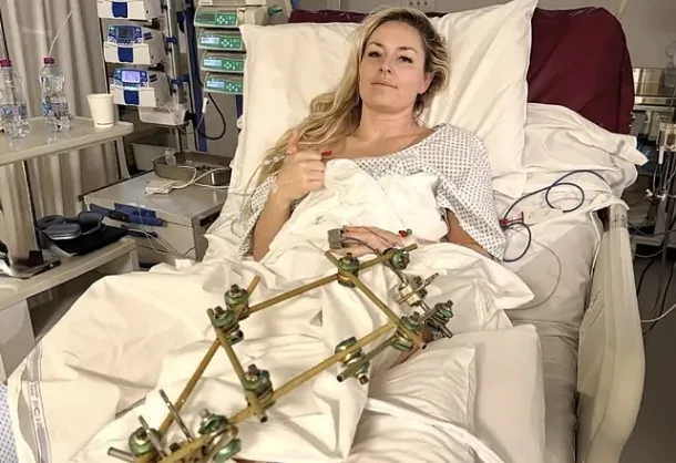 ¿Cómo está Lindsey Vonn? Unas fotos en silla de ruedas en el aeropuerto preocupan a los fans