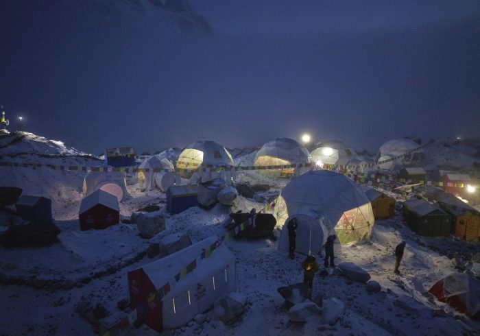 ¿Cómo salvar al Everest? Nepal estrena normas para evitar colas con su lobby turístico en contra: "Serían magníficas si se aplicaran"