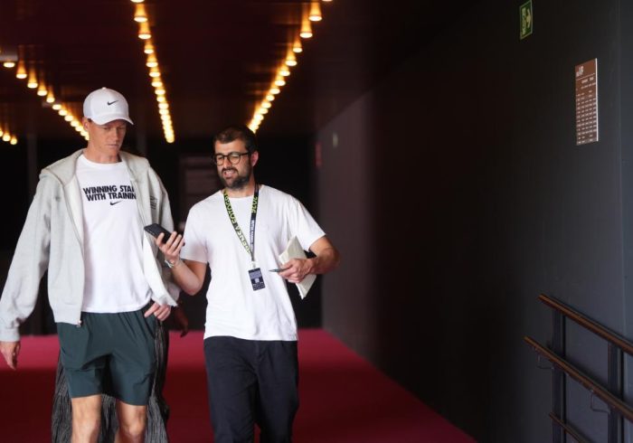 Dos horas con Jannik Sinner en la Caja Mágica entre televisiones, 'reels' y 'esenciales': "Tranquilo, estoy acostumbrado"