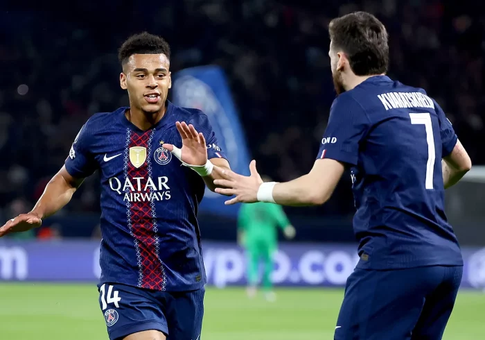 Doué y Kvaratskhelia tumban a un Liverpool que salió temeroso y reaccionó tarde en el Parque de los Príncipes