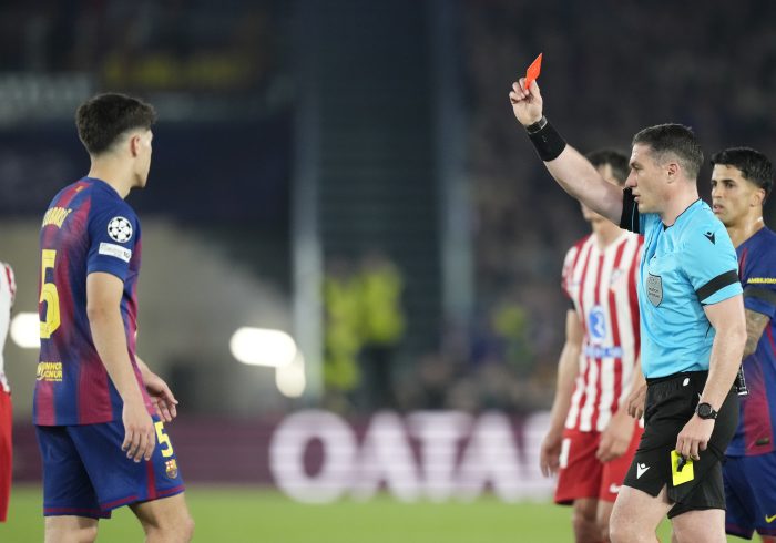 El Atlético toma el Camp Nou tras dos picotazos y jugar una parte contra diez