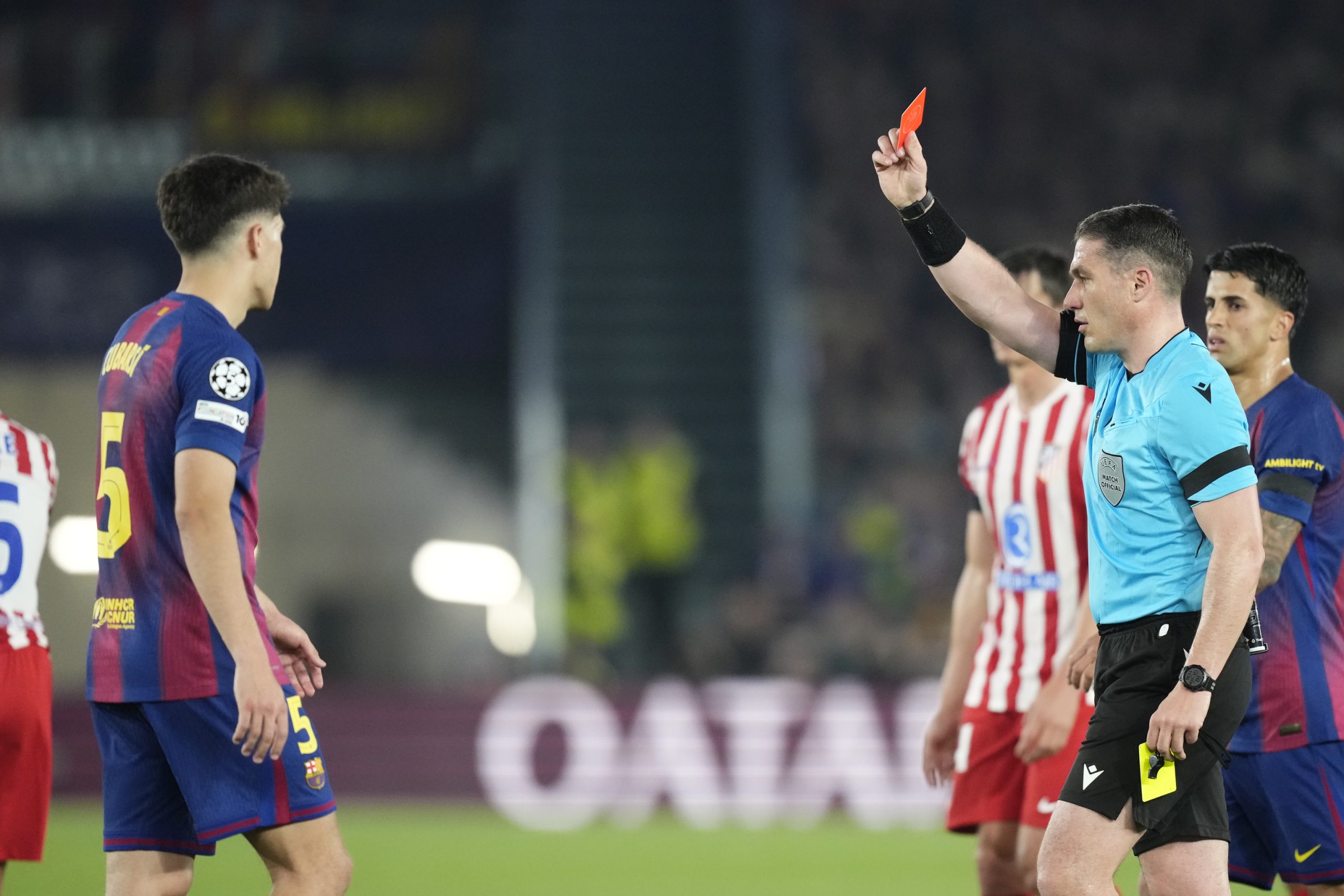 El Atlético toma el Camp Nou tras dos picotazos y jugar una parte contra diez