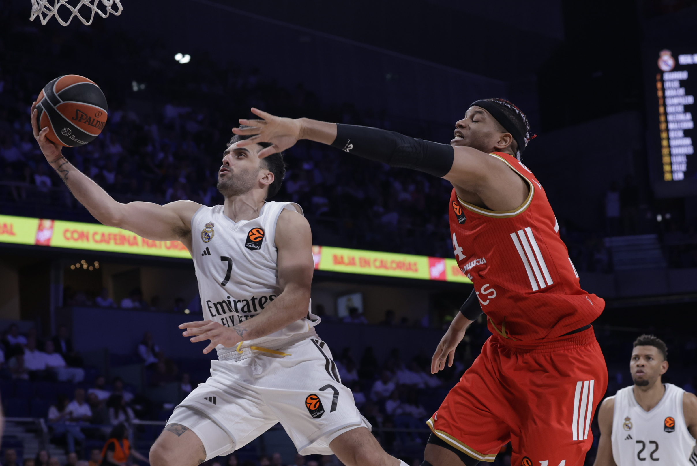 MADRID, 16/04/2026.- El base argentino del Real Madrid Facundo  lt;HIT gt;Campazzo lt;/HIT gt; (i) entra a canasta ante el pívot cubano del Estrella Roja, Jasiel Rivero, en el partido de la última jornada de la temporada regular de la EuroLiga que Real Madrid y Estrella Roja disputan este jueves en el Movistar Arena, en Madrid. EFE/Juanjo Martín