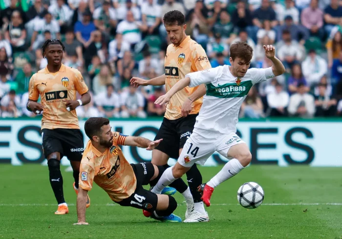 El Elche mete en un lío a un Valencia sin puntería ni oficio