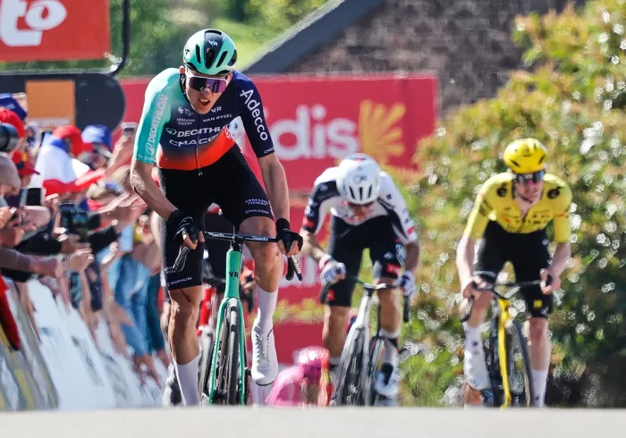 El fenómeno Paul Seixas continúa asombrando con un debut triunfal en la Flecha Valona y también reta a Pogacar