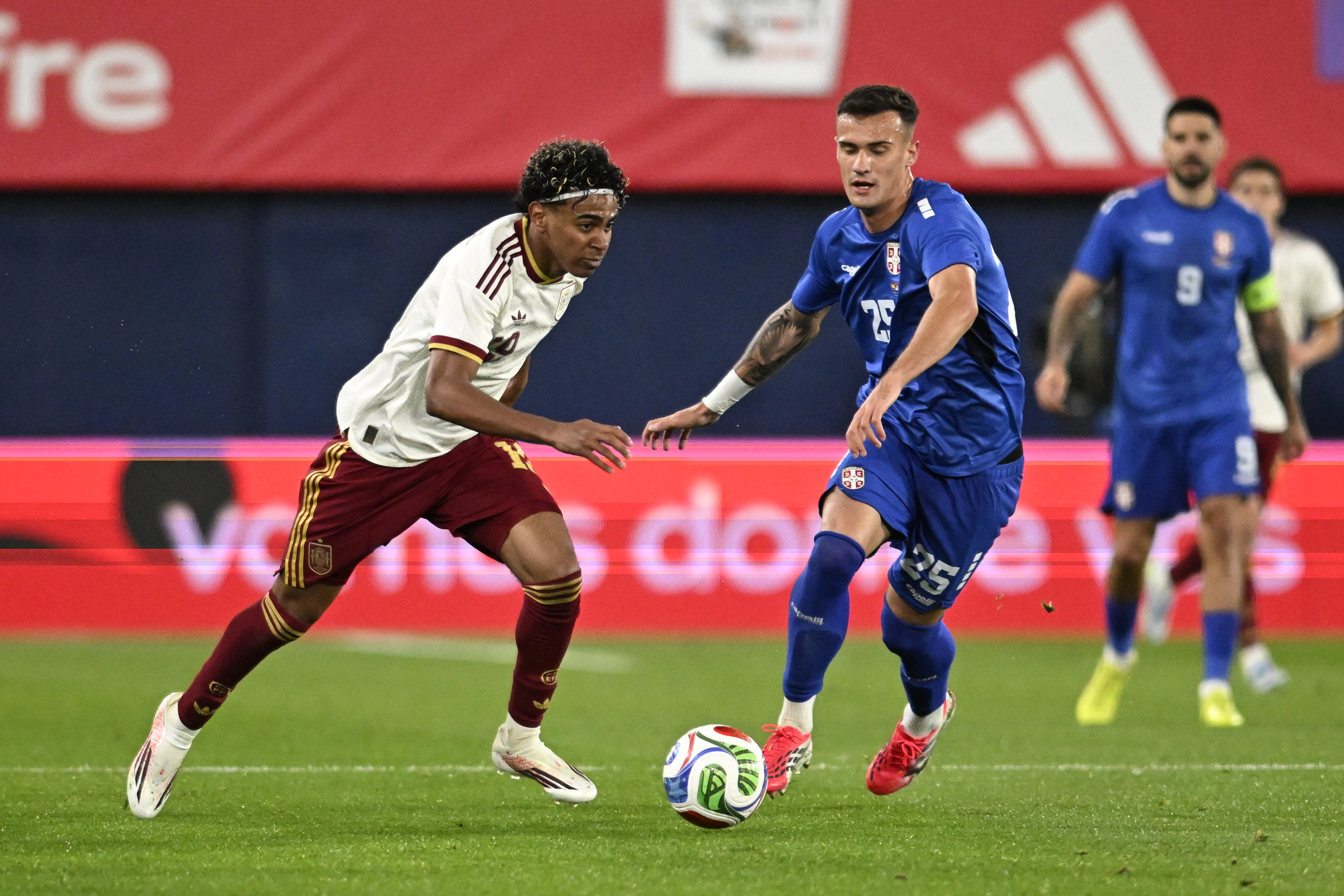 Lamine Yamal conduciendo un balón durante el partido frente a Serbia.