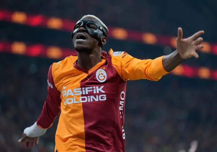 El futbolista Victor Osimhen, denunciado por Mercedes-Benz por un leasing de 90.000 euros: cuotas impagadas y un coche híbrido nunca devuelto