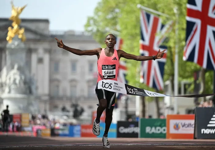 El keniano Sabastian Sawe bate el récord mundial de maratón con 1h59:30
