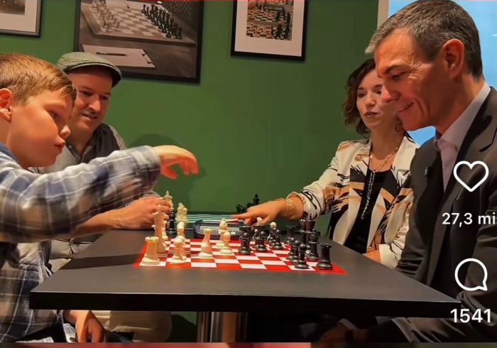 El mejor jugador de ajedrez del mundo (menor de 10 años) es español y ya ha ganado a Pedro Sánchez: "Cuando le dimos a elegir entre esto y el fútbol, no lo dudó"