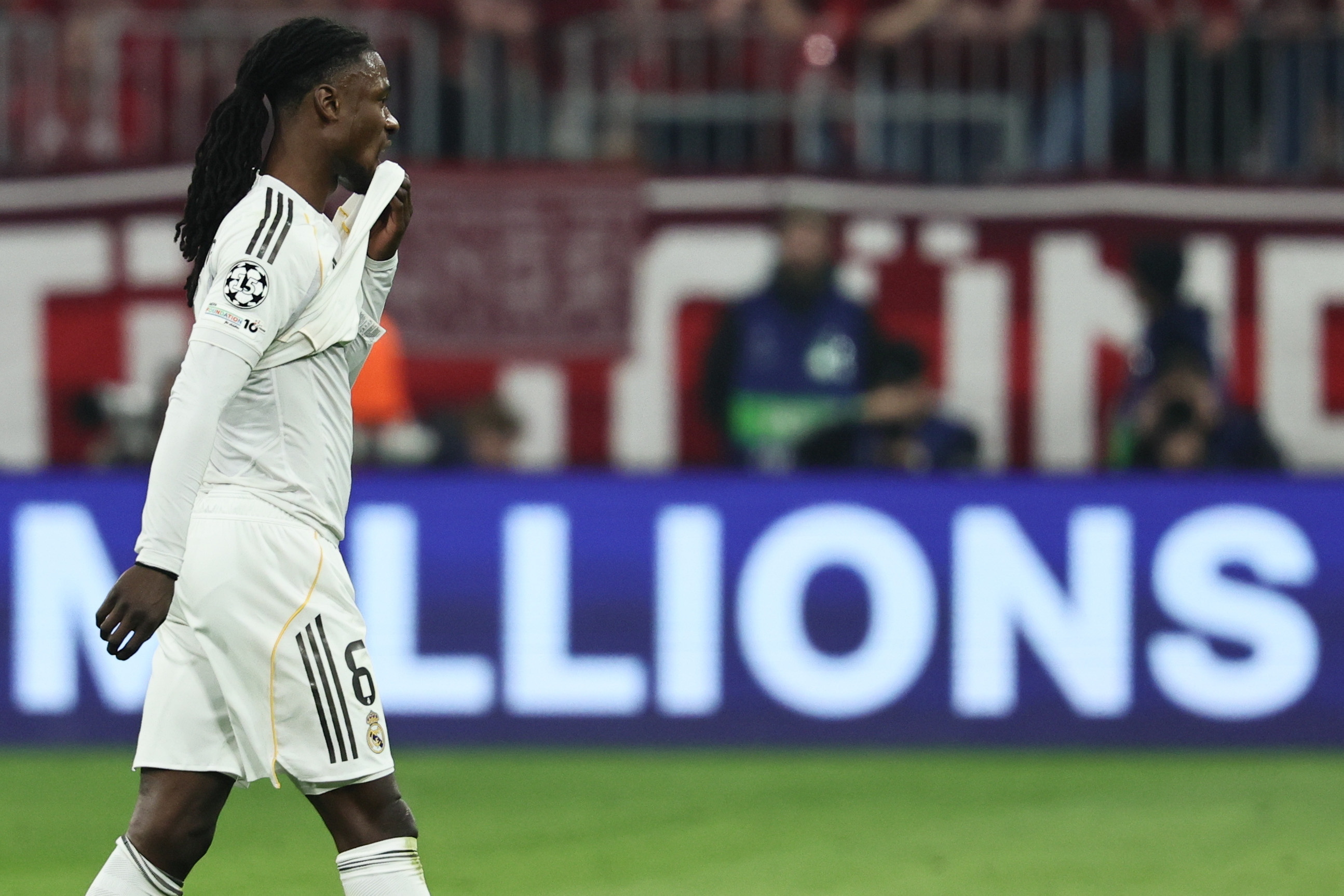 Camavinga abandona el campo, expulsado.