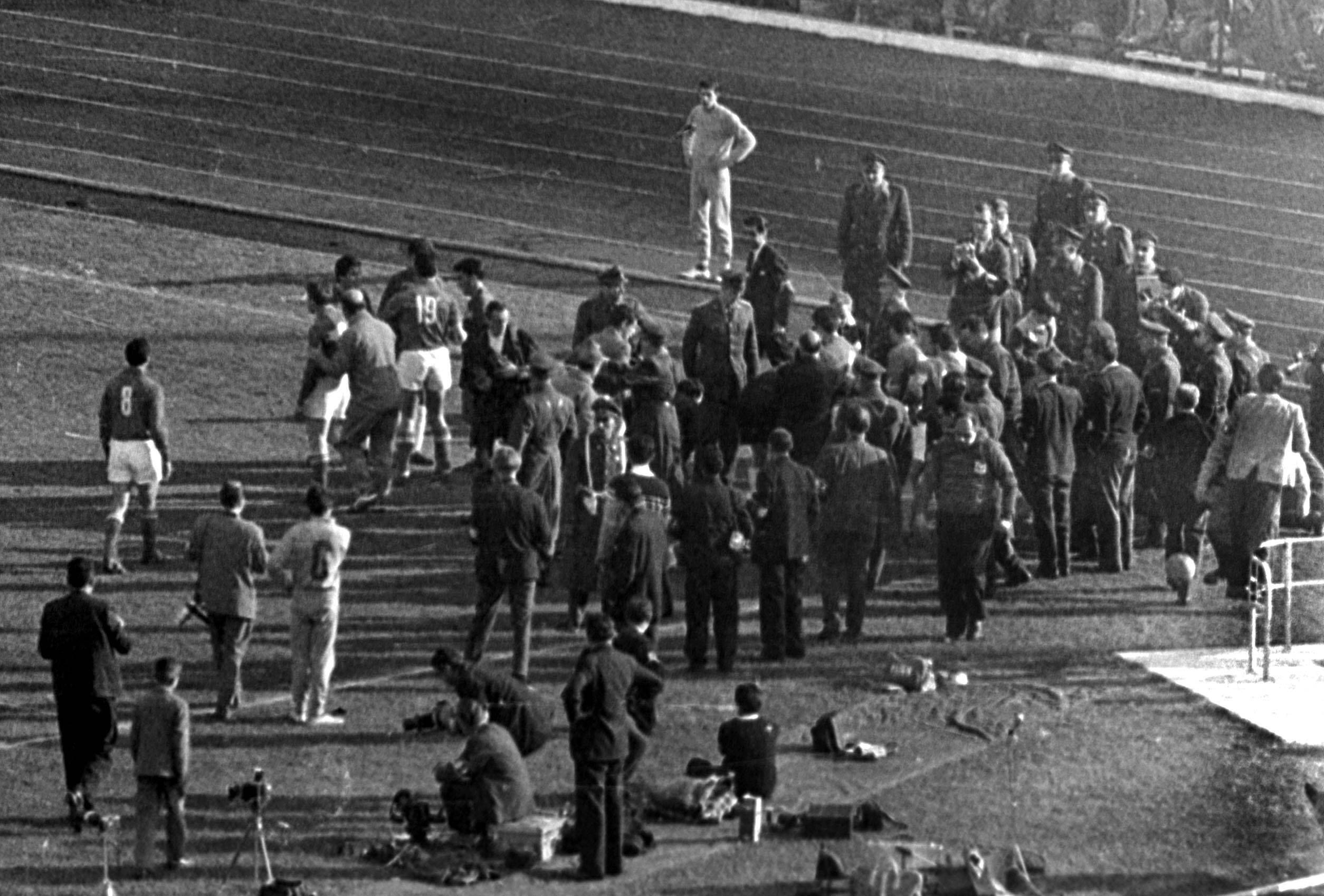 La Policía trata de separar a los futbolistas al término del partido.