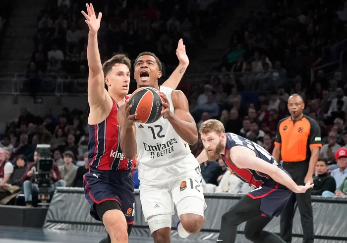 El Real Madrid de los finales inexplicables se vuelve a disparar en el pie ante el Baskonia y se aleja del liderato