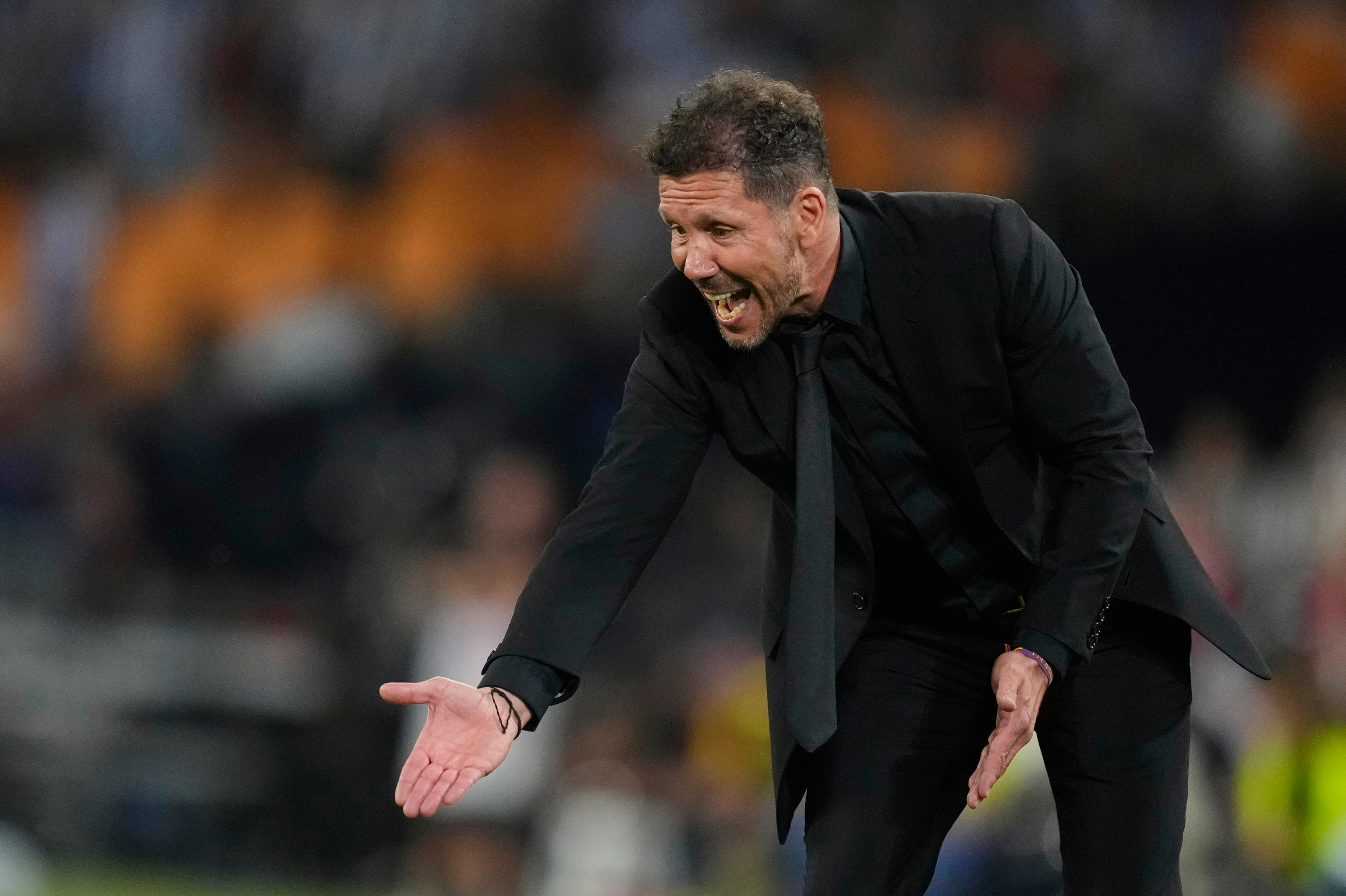 Simeone se queja durante la final.