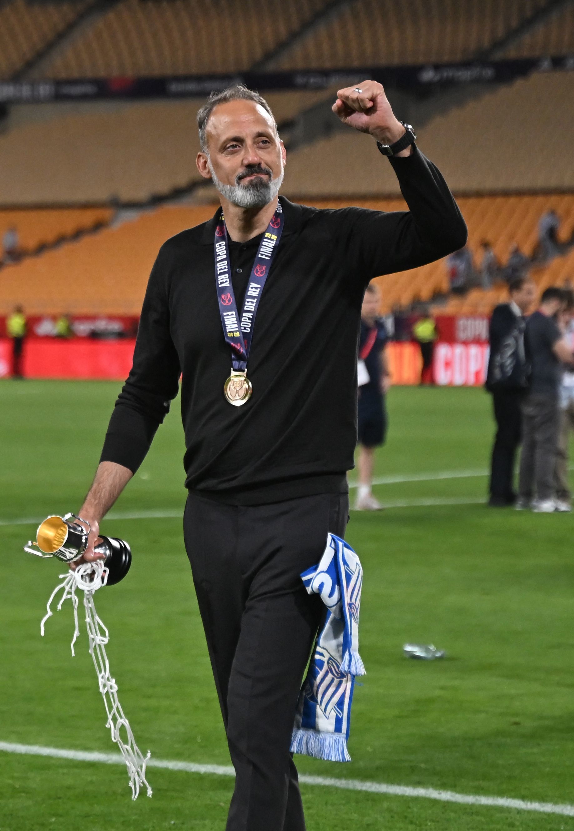 Matarazzo celebra la Copa ganada por la Real Sociedad.