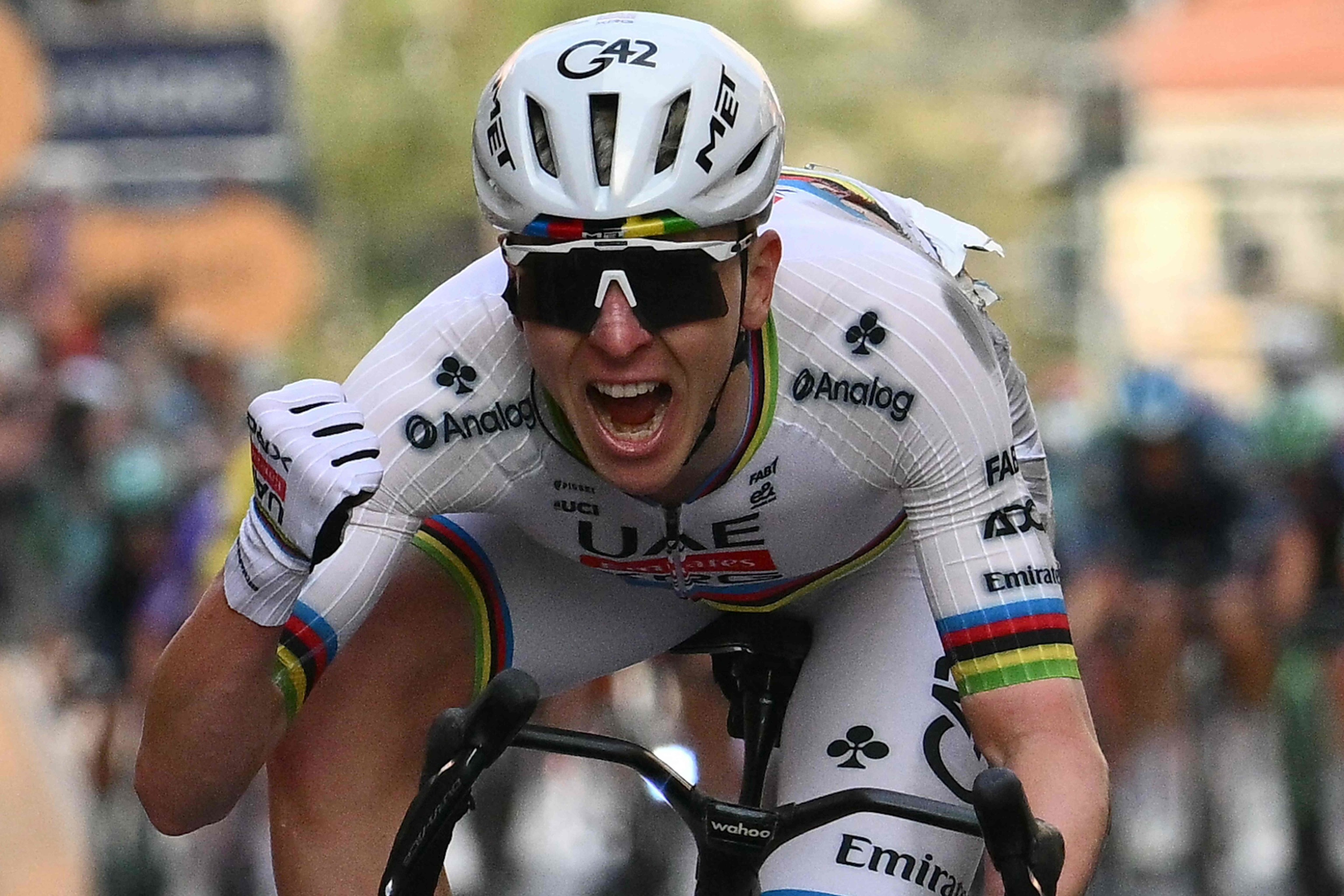 Tadej Pogacar celebra el triunfo en la Milán-San Remo.