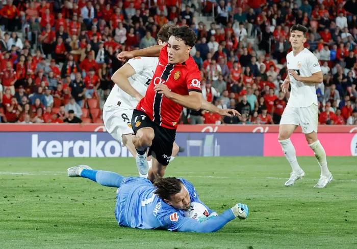 El Valencia sobrevive y araña un punto en Mallorca agarrado a Dimitrievski