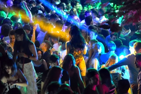 Escándalo en el fútbol italiano: unos 50 jugadores de la Serie A implicados en fiestas con prostitutas y gas de la risa después de los partidos