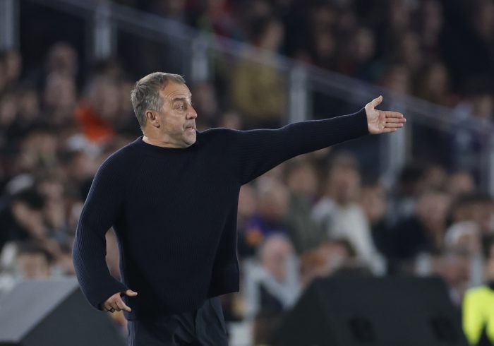 Flick alza la voz contra el arbitraje: "No entiendo para qué tenemos el VAR"