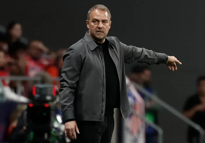 Hansi Flick cae en su propia trampa con la defensa adelantada