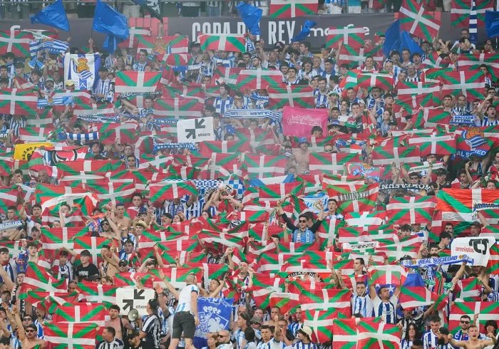 Homenajes a Zabaleta y pugna entre silbidos y "lo, lo, lo, lo" durante el himno de España en la final de Copa del Rey