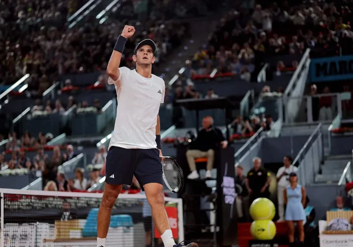 Jódar mantiene el pulso ante Fonseca en el duelo generacional y se clasifica para octavos