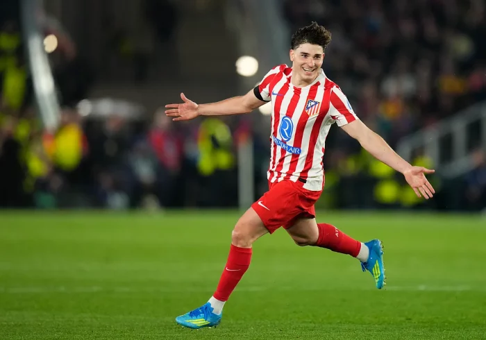 Julián Álvarez se aclimata al Camp Nou y Dios pone fecha a su venta