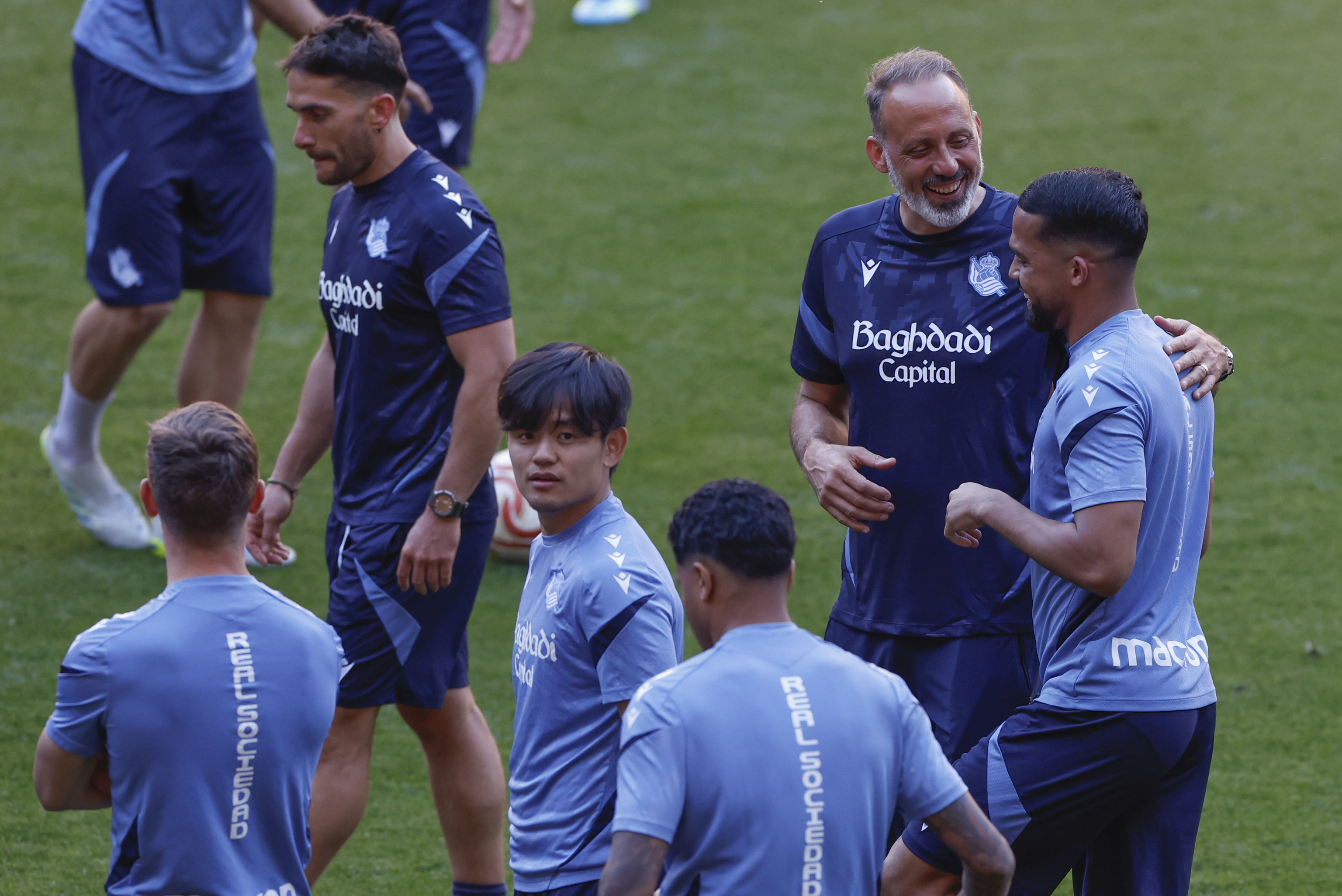 Matarazzo conversa con sus jugadores en La Cartuja.