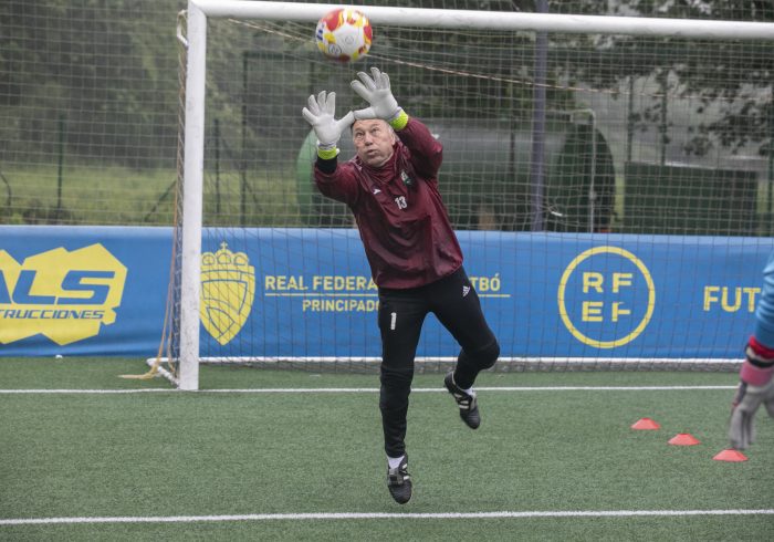 La insólita historia de Ángel Mateos, que el domingo, con 70 años, se convertirá en el futbolista más veterano de España: "Me siento igual que cuando debuté"