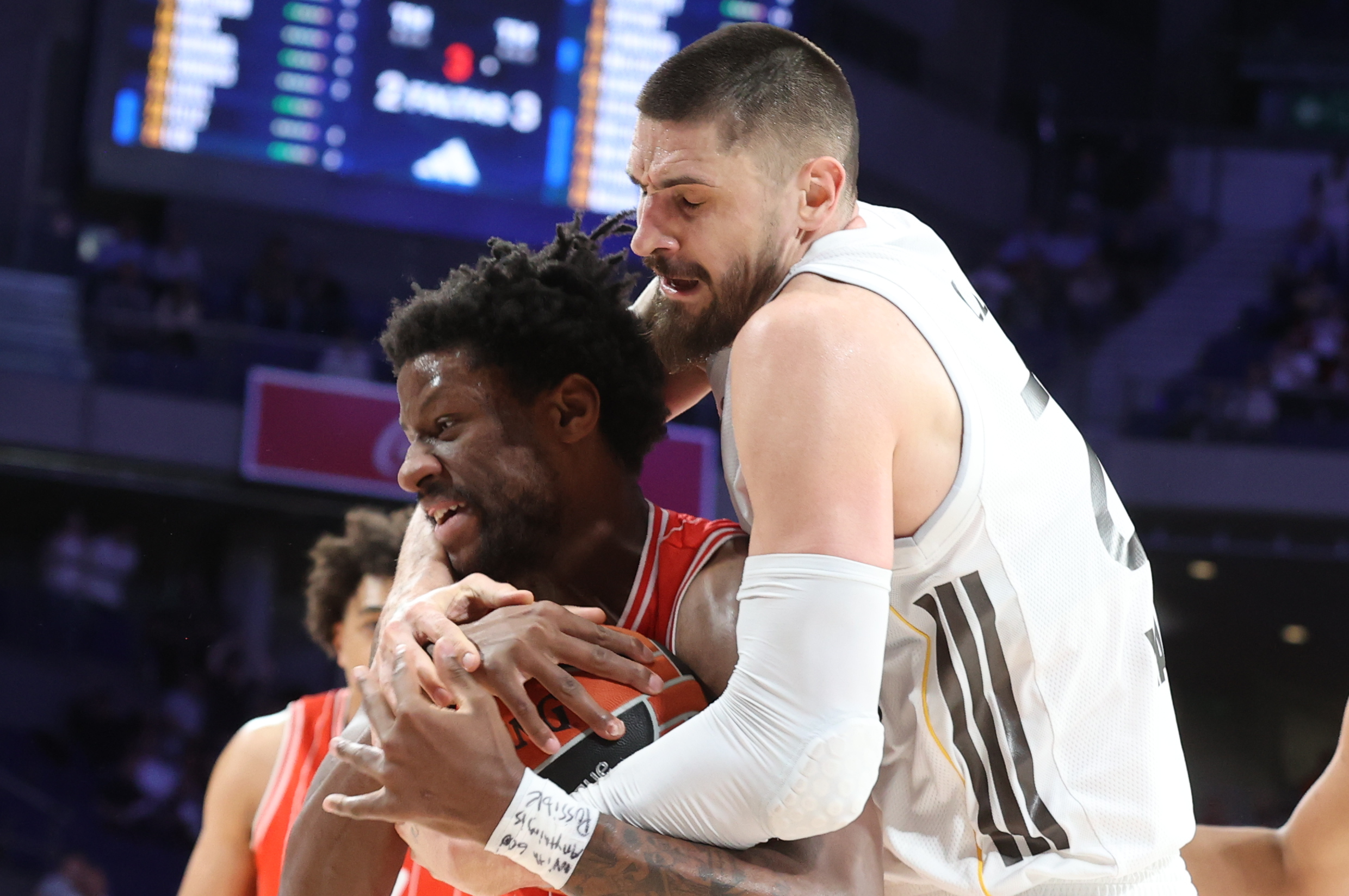 Alex Len y Daniel Oturu luchan por el rebote.