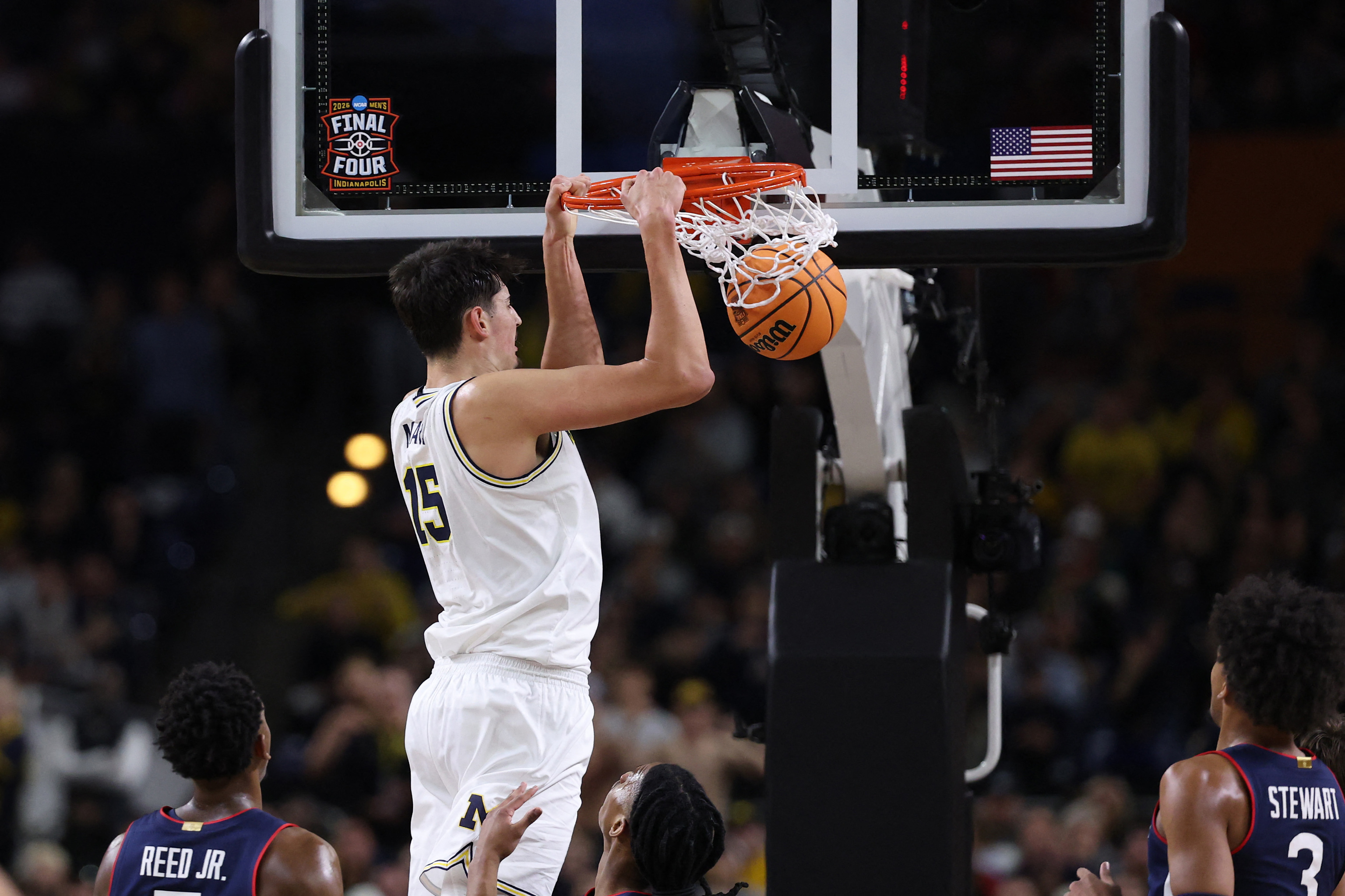 Aday Mara culmina un alleey-oop, durante la final de la NCAA.