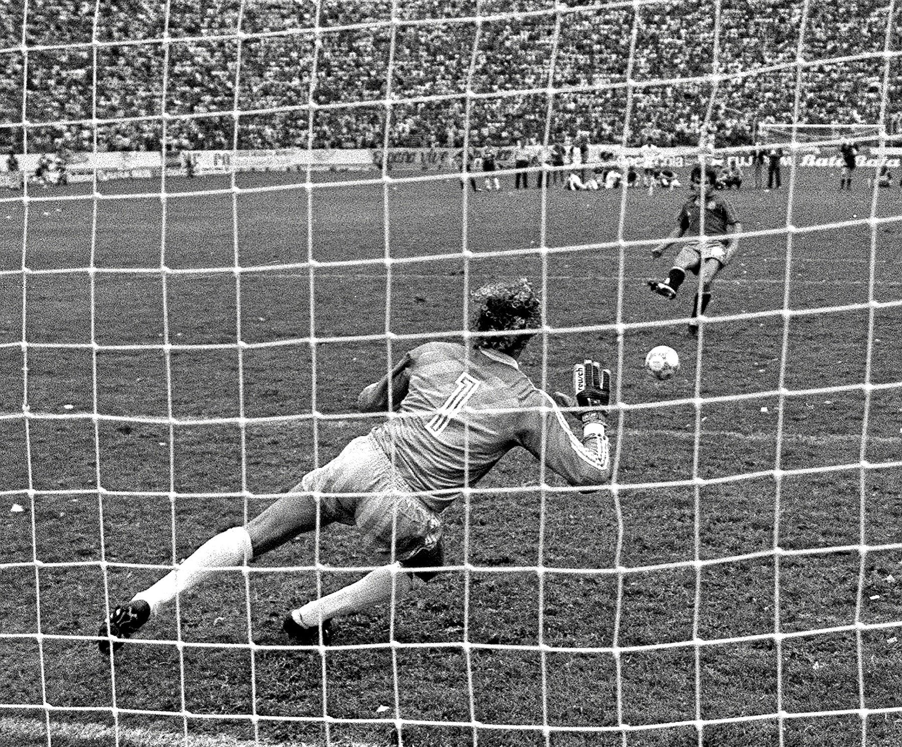 Eloy, fallando el penalti decisivo ante Bélgica.