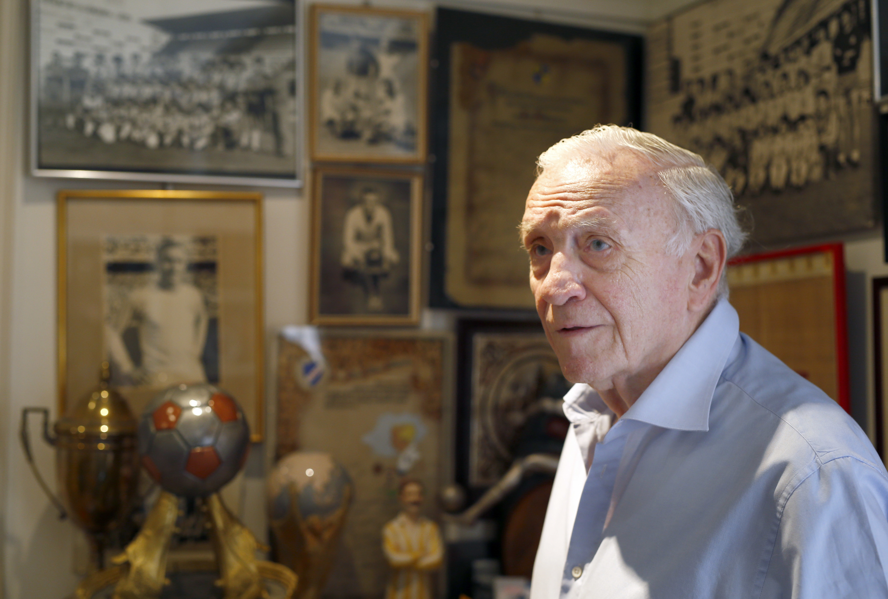 Jose Emilio Santamaria posa con sus trofeos en su casa.