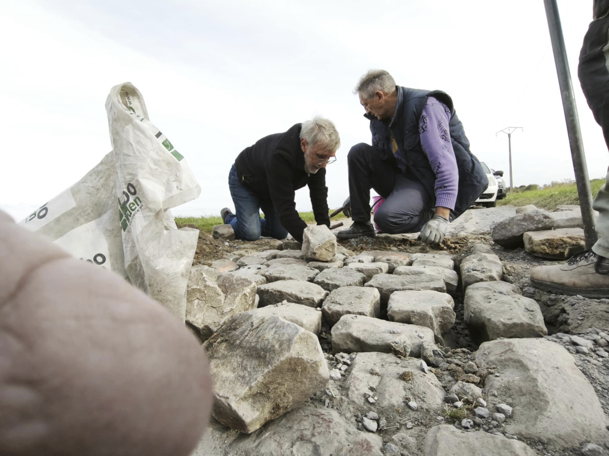 Dos especialistas repone un tramo de la París-Roubaix.