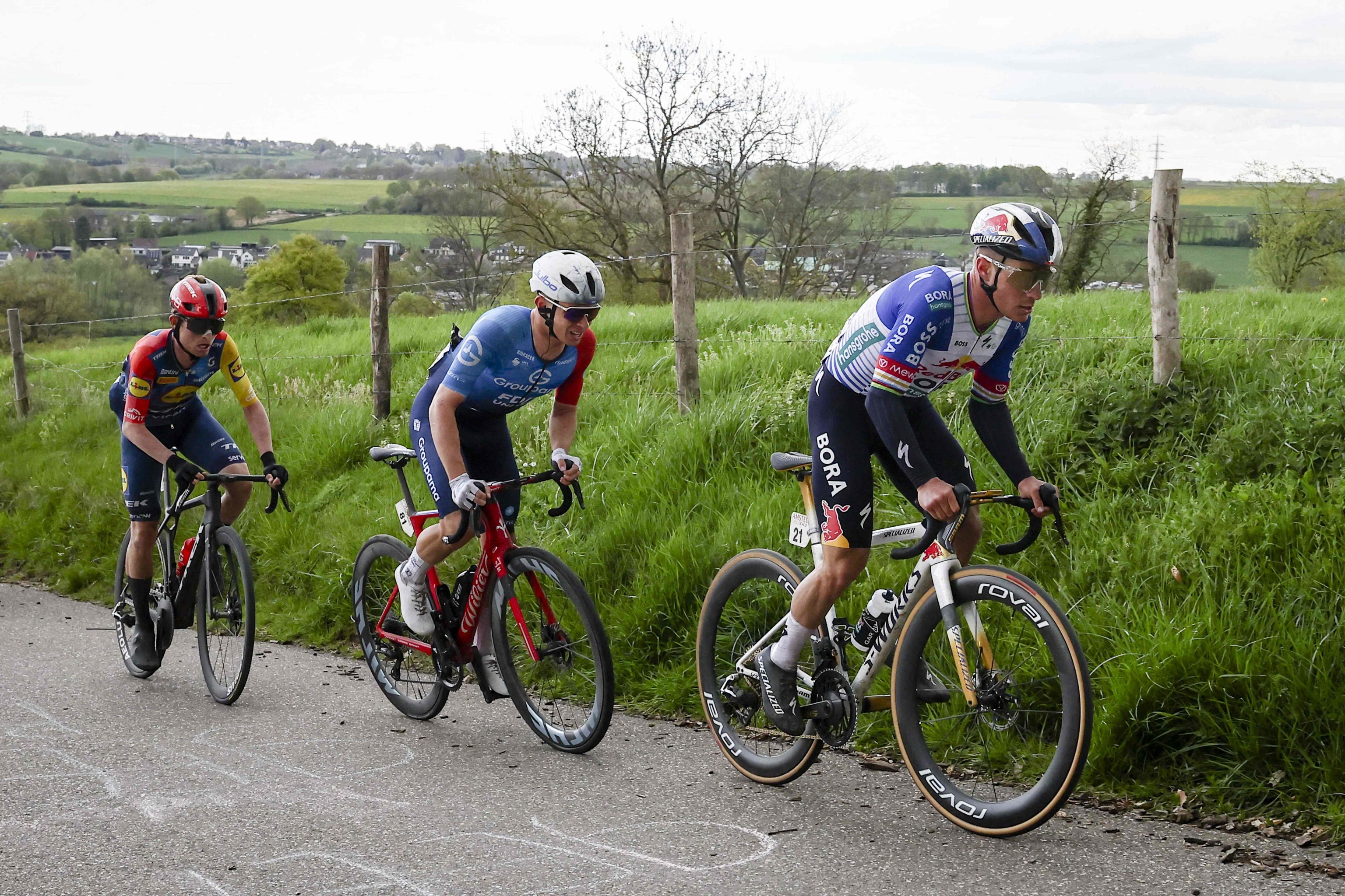 Evenepoel (a la derecha), Grégoire y Skjelmose, en la Amstel Gold Race.