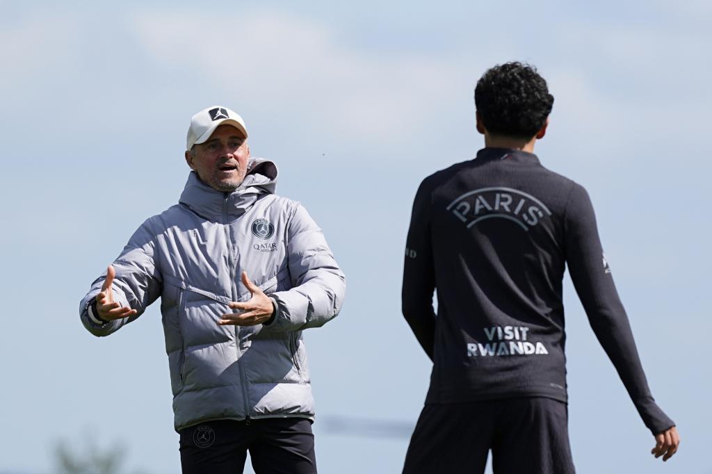 Luis Enrique da instrucciones a Marquinhos.