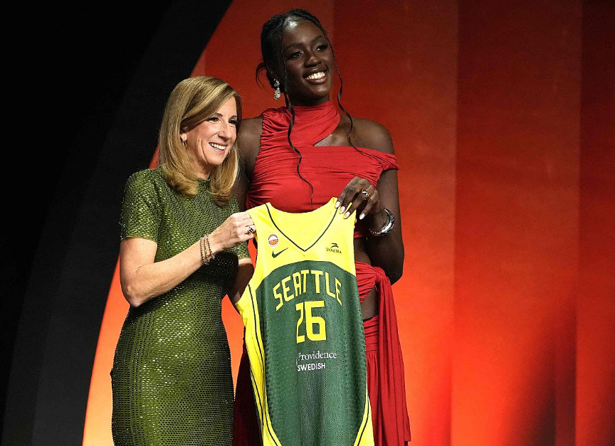 Awa Fam, a la derecha, con el 26 de Seattle Storm.