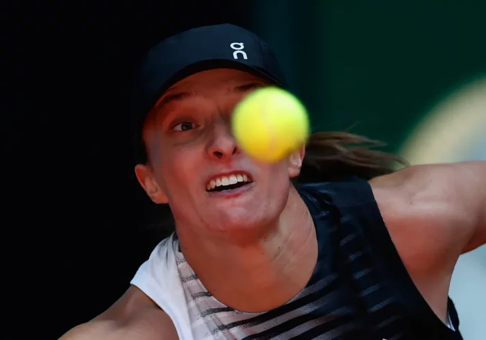 Swiatek no levanta cabeza: abandona en tercera ronda, víctima de un virus