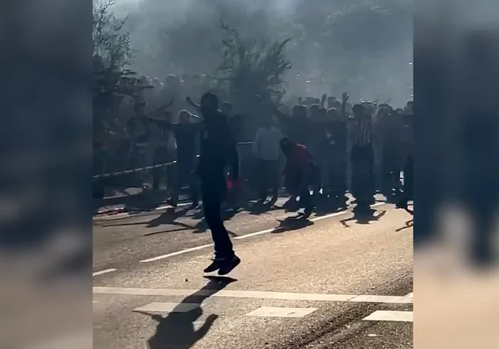 Tres heridos leves y un detenido en los enfrentamientos entre la Policía y aficionados del Atlético de Madrid en el recibimiento al equipo en el Metropolitano