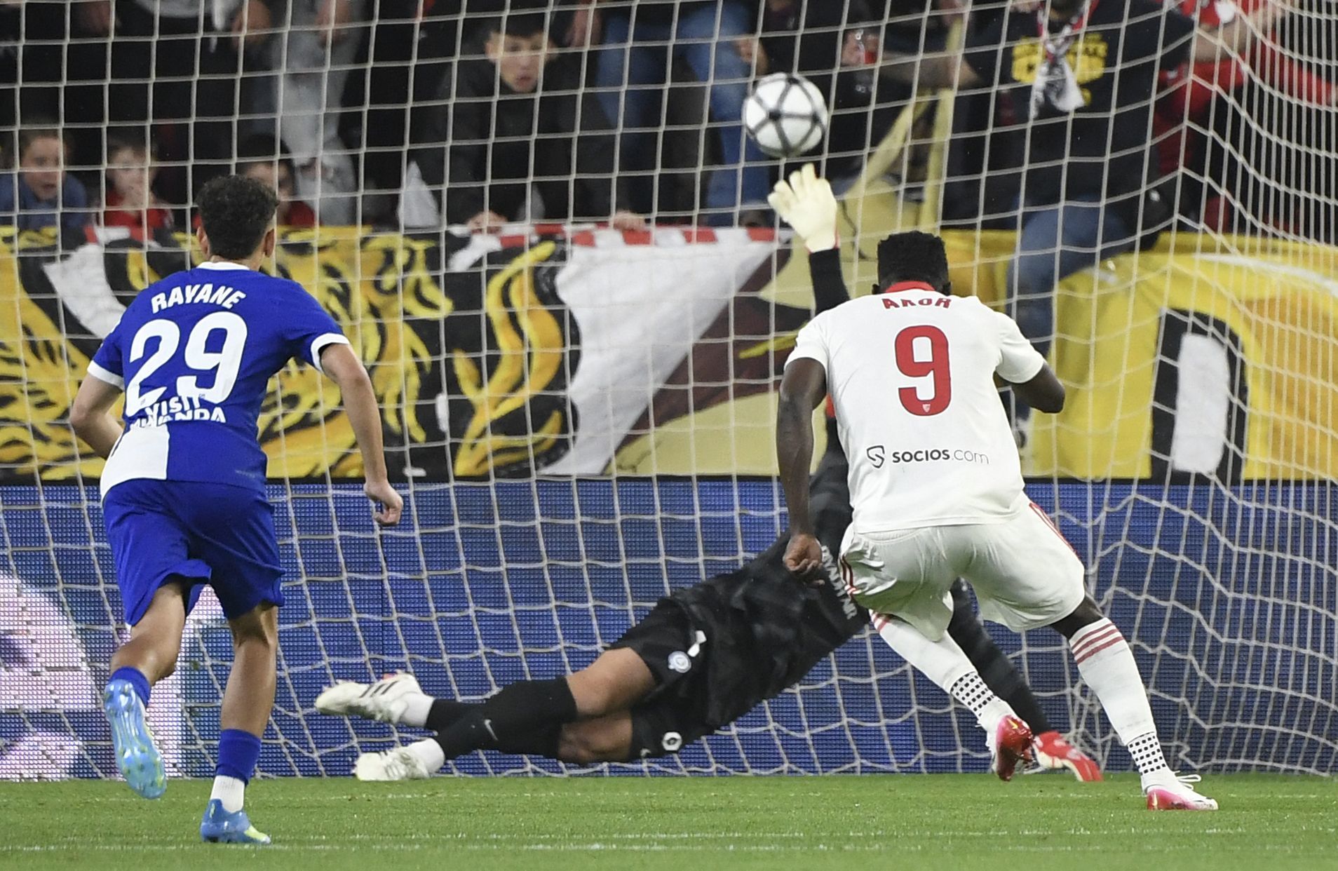 Adams anota el penalti en el Sánchez- Pizjuán.