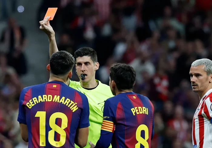 Un enfado monumental del Atlético con el árbitro en el día que un hombro aclara la Liga: "Cuando la jugada es tan clara, prefiero no hablar"