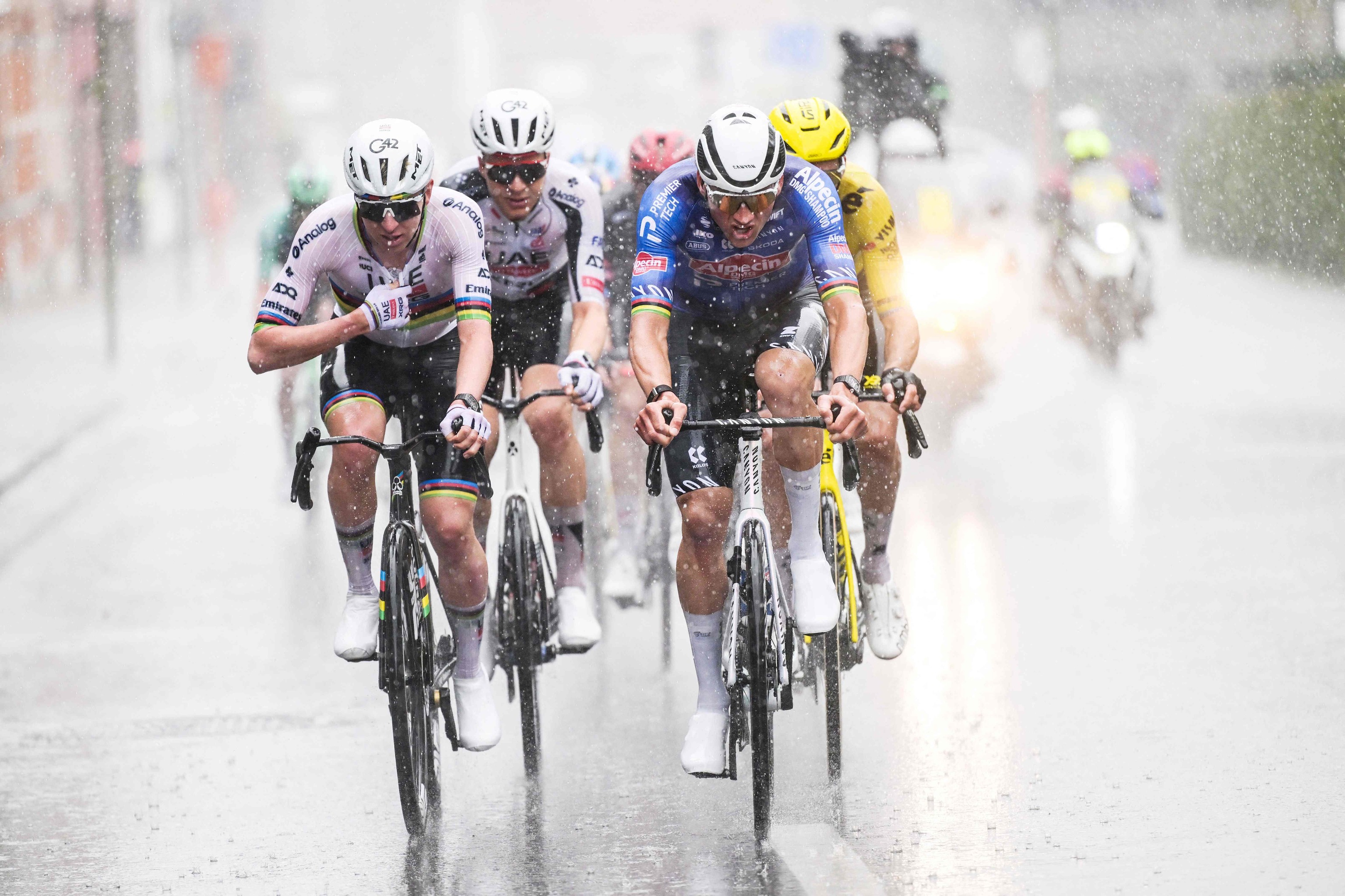 Mathieu van der Poel y Tadej Pogacar, durante un momento del Tour de Flandes.