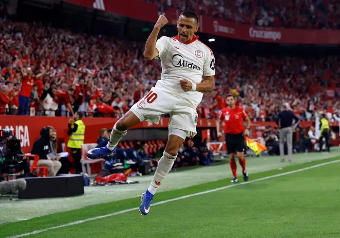 Alexis insufla vida al Sevilla, que gana a la Real y sale del descenso