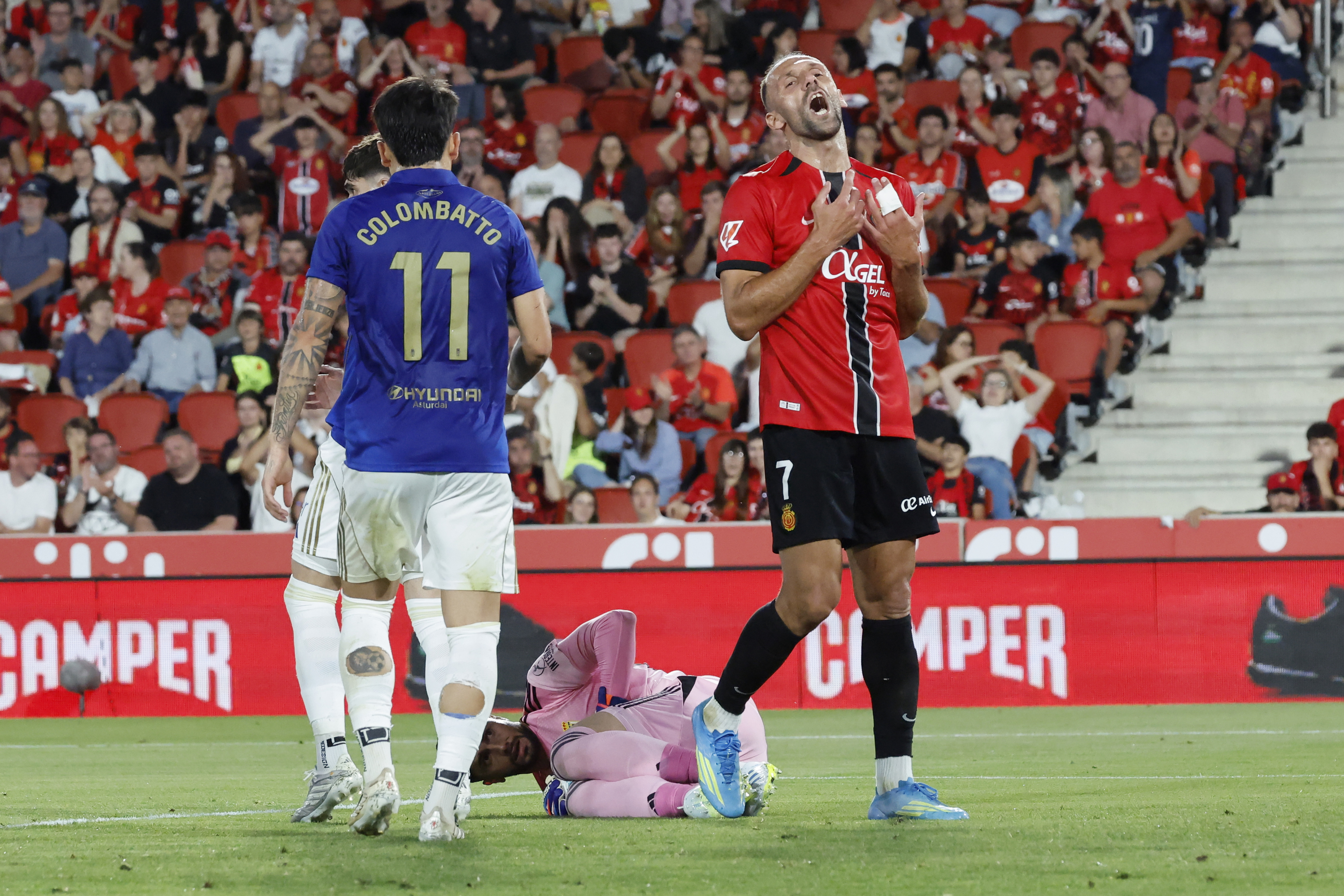 Muriqi se lamenta de una ocasión fallada ante el Oviedo.