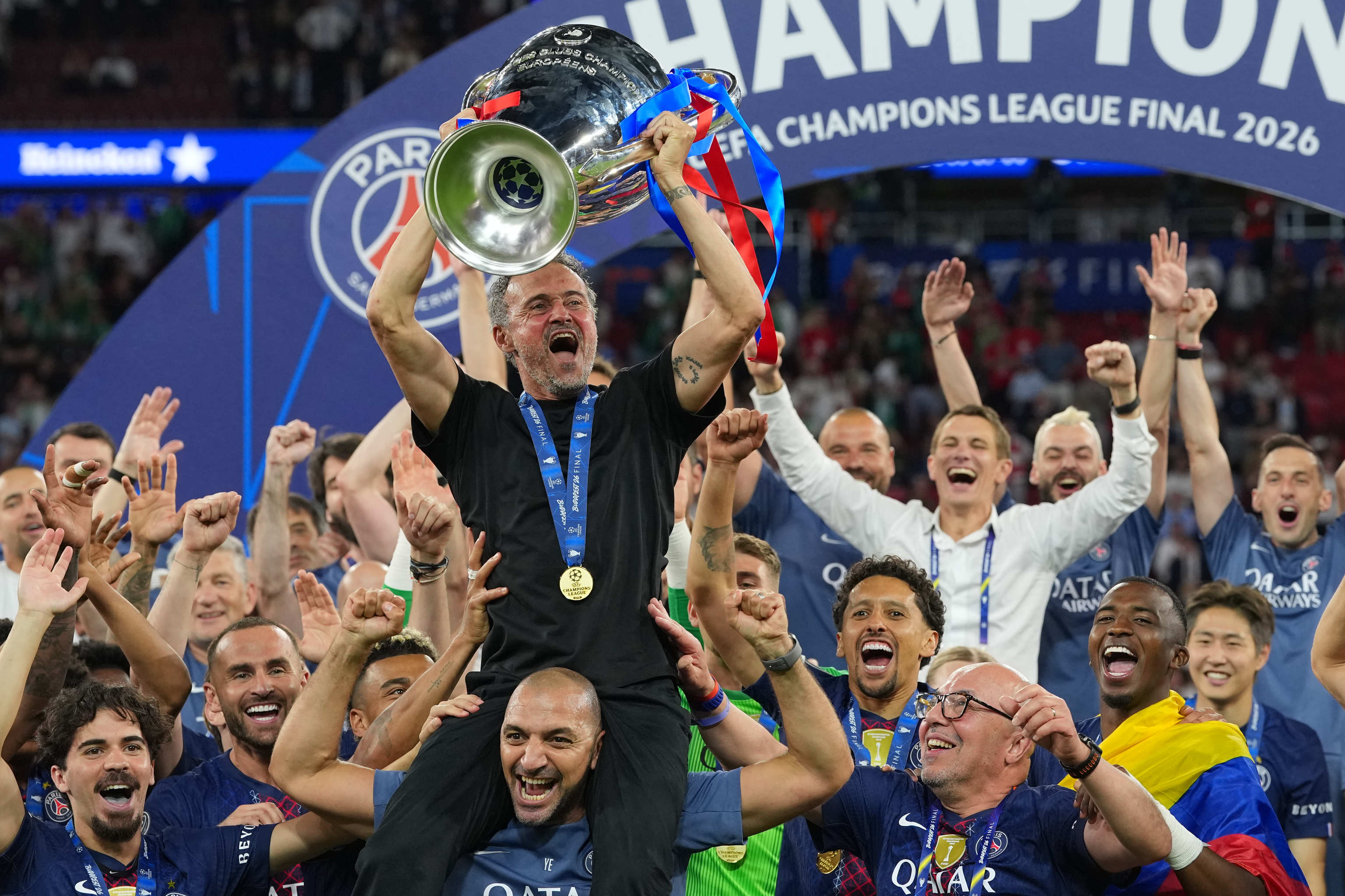 Luis Enrique levanta la copa, junto a los jugadores.