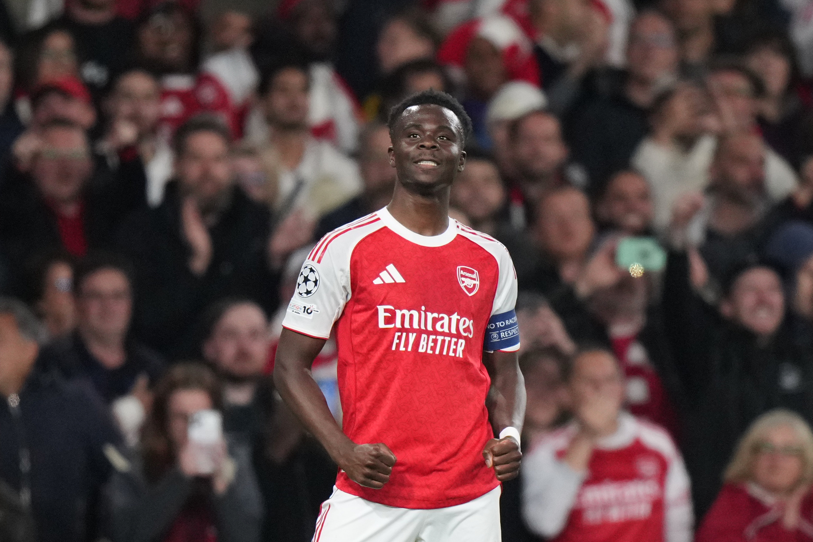Saka celebra el primer gol en el Emirates.