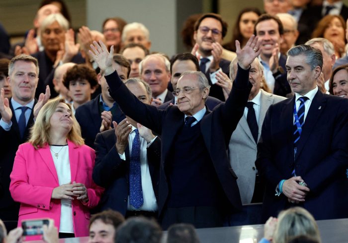 El Bernabéu silba a sus jugadores y condena a Mbappé mientras la seguridad del Real Madrid retira dos pancartas en contra de Florentino
