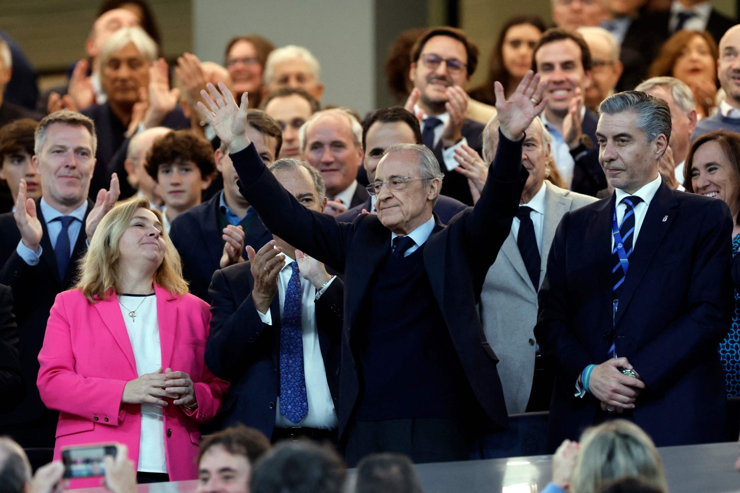 El Bernabéu silba a sus jugadores y condena a Mbappé mientras la seguridad del Real Madrid retira dos pancartas en contra de Florentino